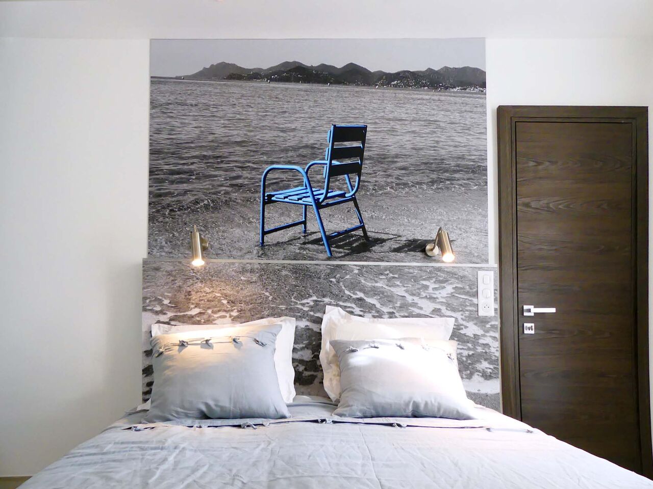 Photo chaise bleue au-dessus d'un lit king size appartement Cannes - Villa Marceau