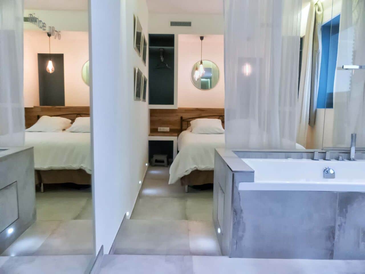 Baignoire dans chambre d'appartement à Cannes - Villa Marceau