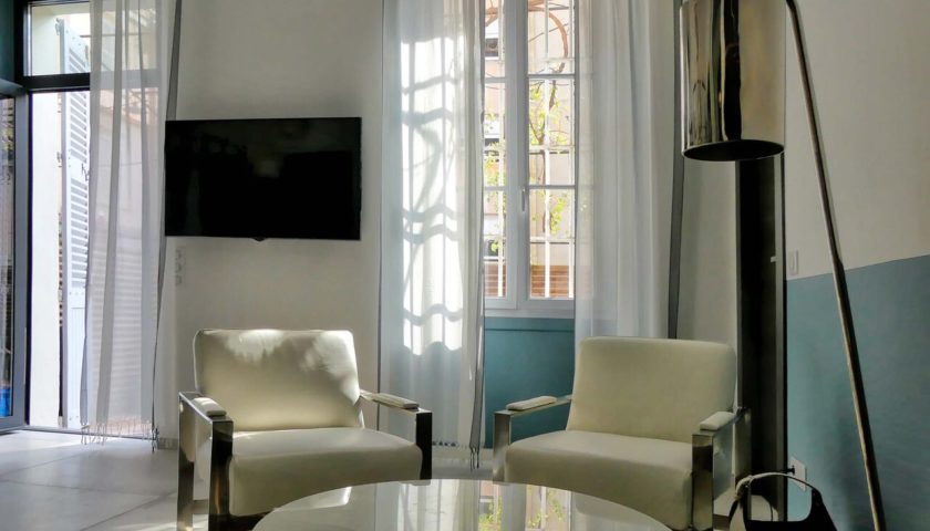 Table basse et fauteuils dans appartement Cannes - Villa Marceau